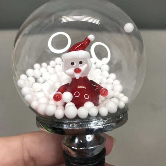 CHRISTMAS SANTA SNOW GLOBE WINE BOTTLE PLUG STOPPER - Picture 3 of 4